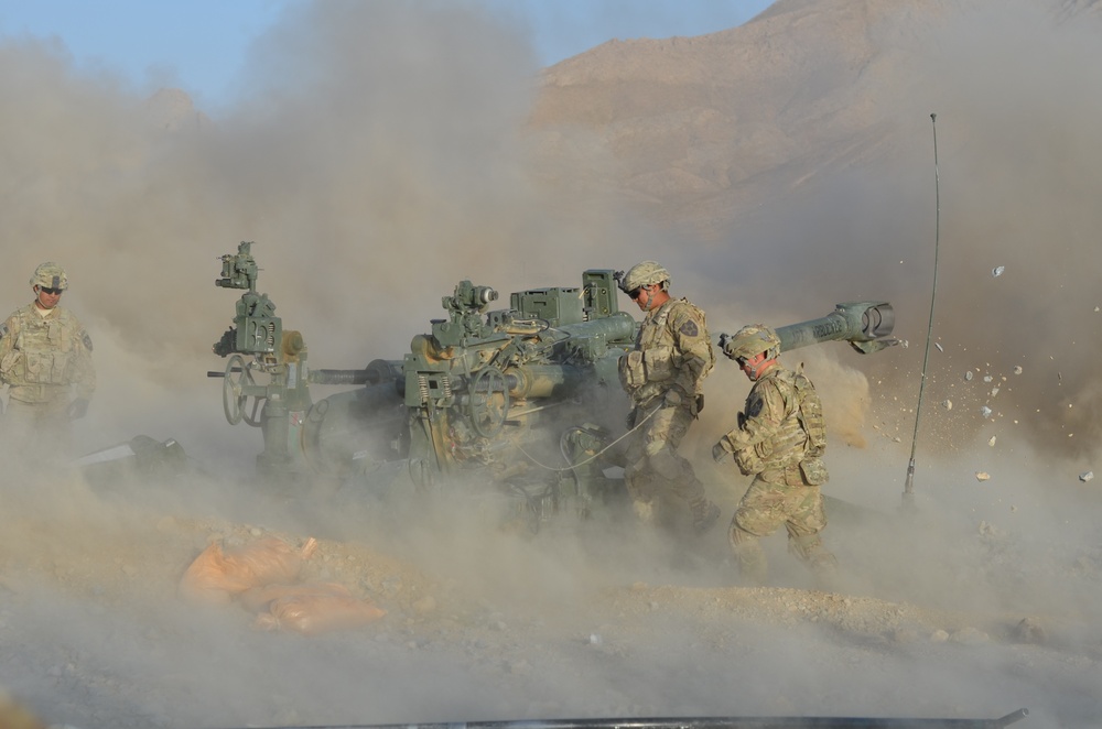 Red Lion soldiers fire M-777s at FOB Al Masaak