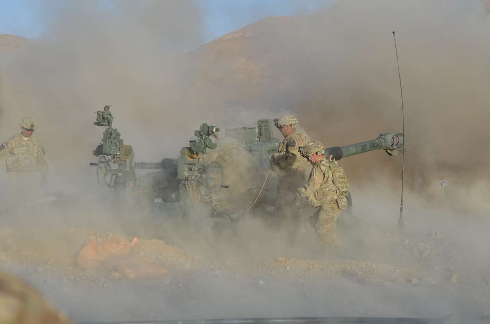 Red Lion soldiers fire M-777s at FOB Al Masaak