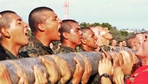 Image 19: Recruits use log exercises to build teamwork