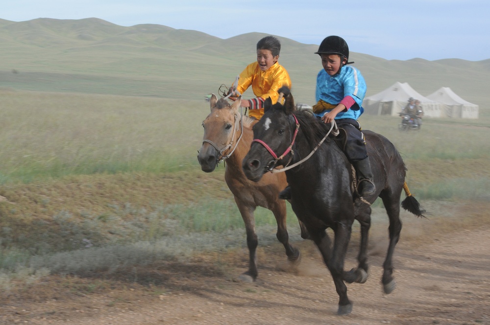 Khaan Quest 2012 participants experience traditional Mongolian sporting events