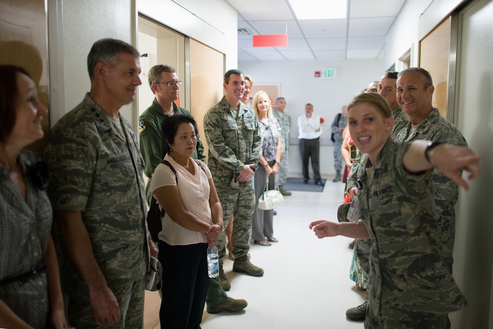 Lieutenant general visits Yokota facilities