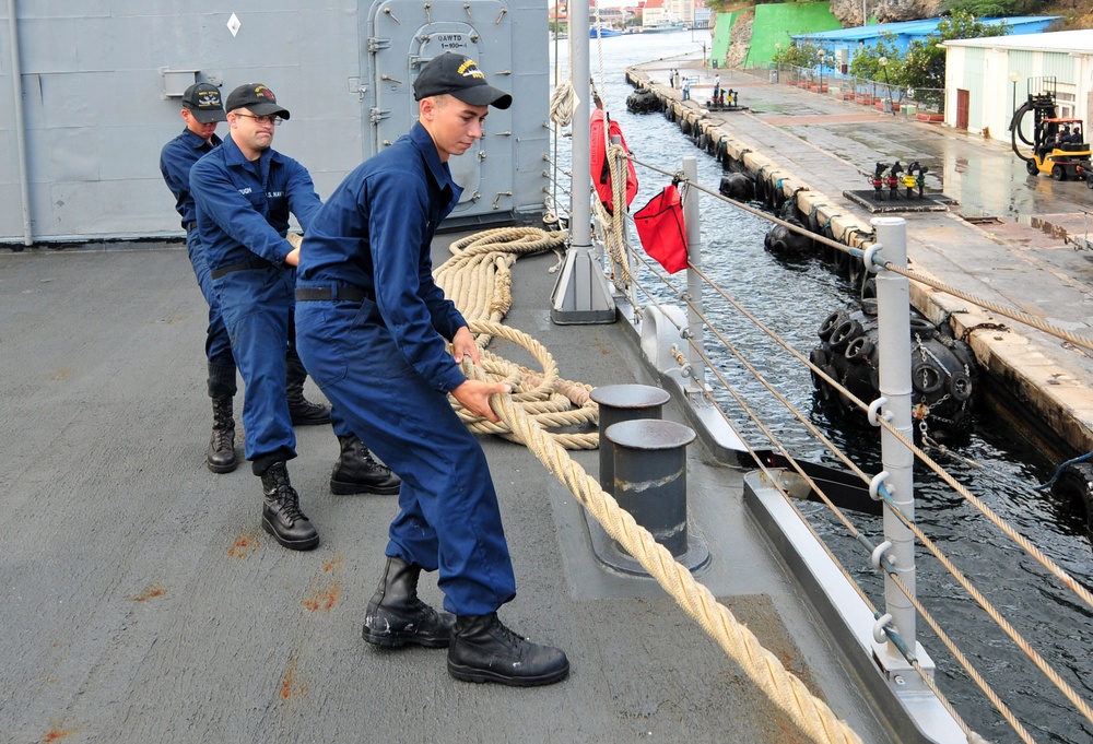 USS Underwood arrives in Willemstad