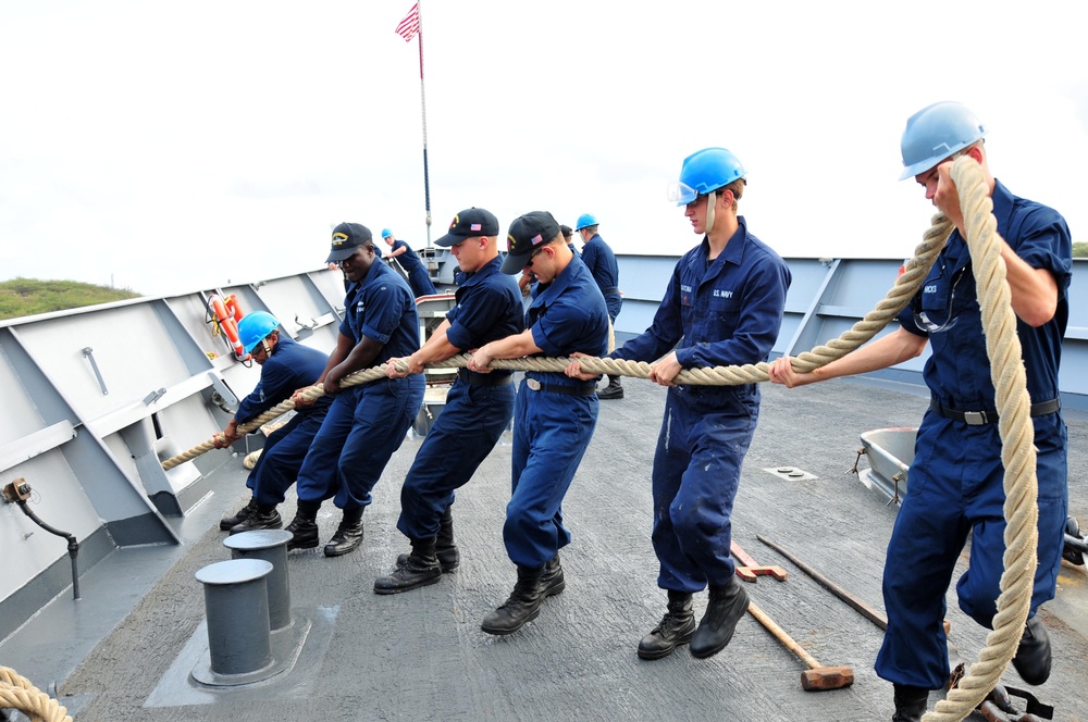 USS Underwood arrives in Willemstad