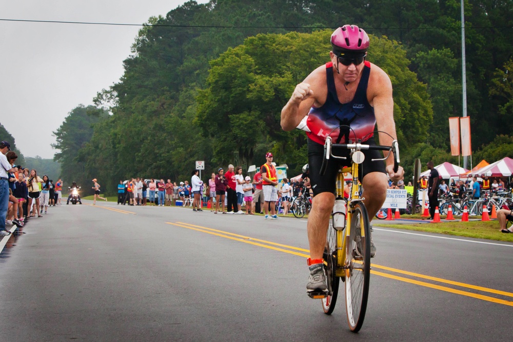 Swimsuit – check, bicycle – check, running shoes – check: Tri-athletes maximize means of mind, body, spirit