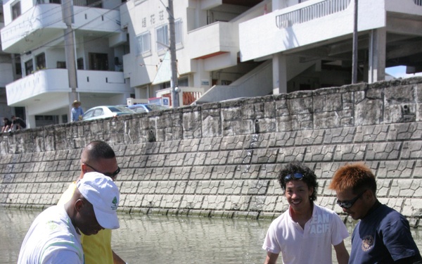 Volunteers team with community, clean local river