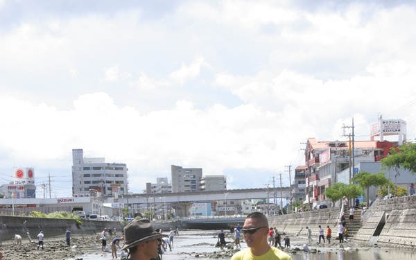 Volunteers team with community, clean local river