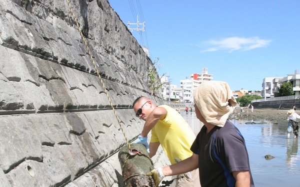 Volunteers team with community, clean local river