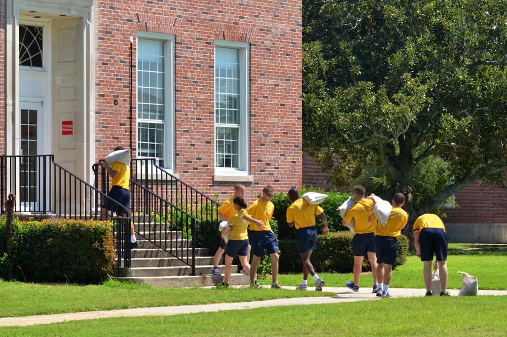 Navy students prepare for hurricane