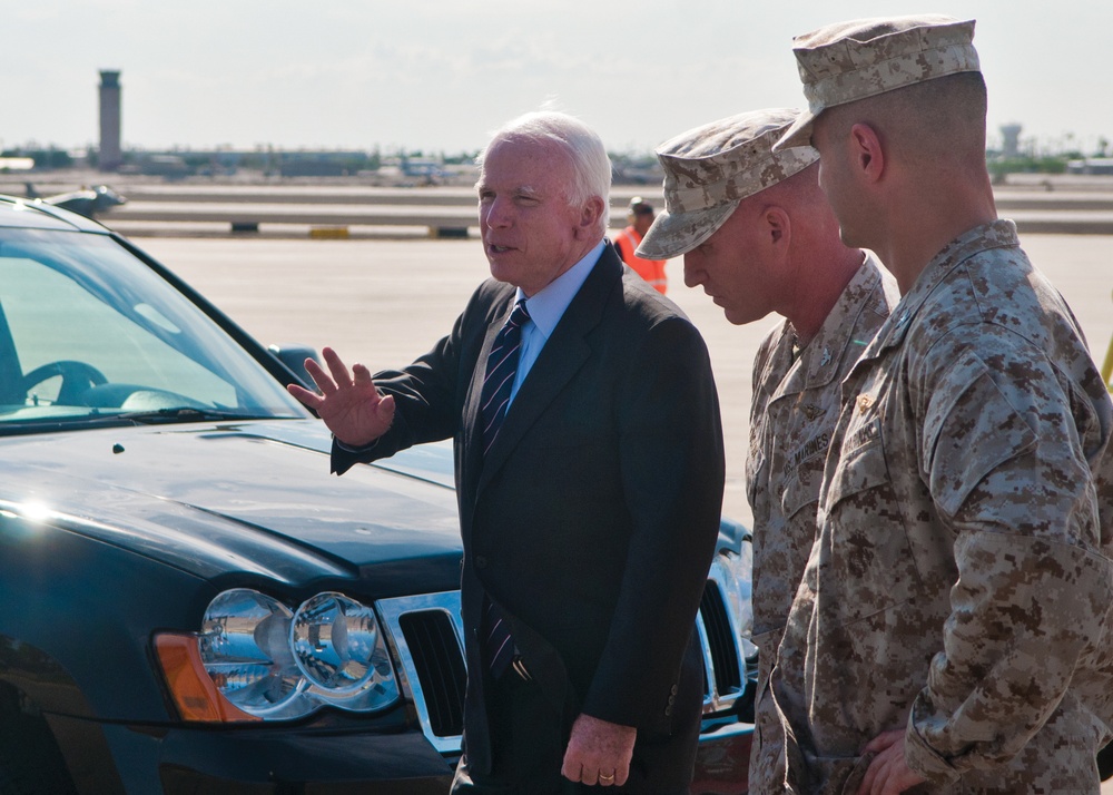Senator McCain, 3rd MAW CG check in on JSF