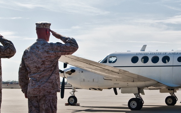 Sen. McCain, 3rd MAW CG check in on JSF