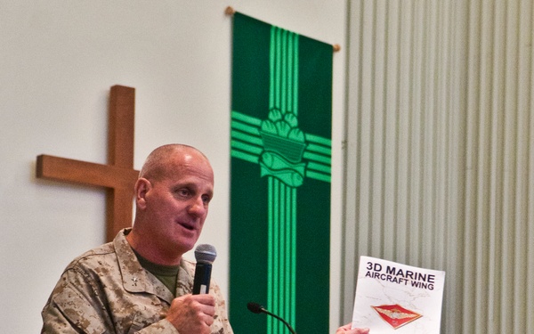 Sen. McCain, 3rd MAW CG check in on JSF