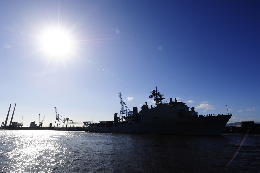 USS Fort McHenry visits Dublin