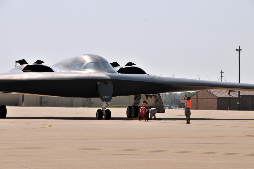 Thompson joins B-2 1,000-hour flying elite, 2nd pilot in 2 weeks to attain honor