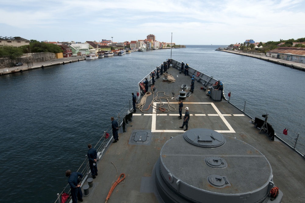 USS Underwood departs Willemstad