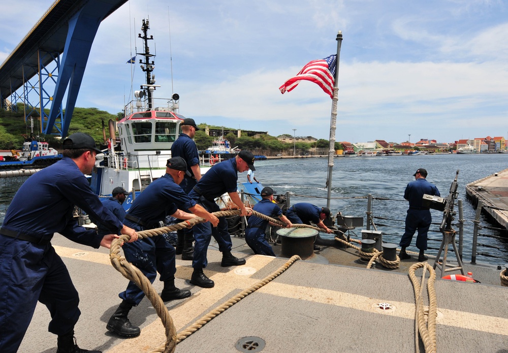 USS Underwood sailors heave line