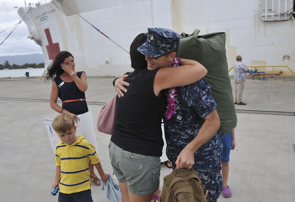 Sailor reunites with family after Pacific Partnership 2012