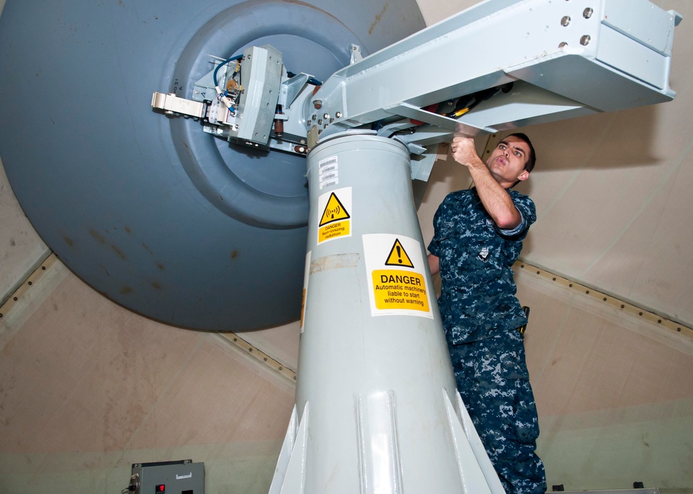 USS Iwo Jima sailor performs maintenance