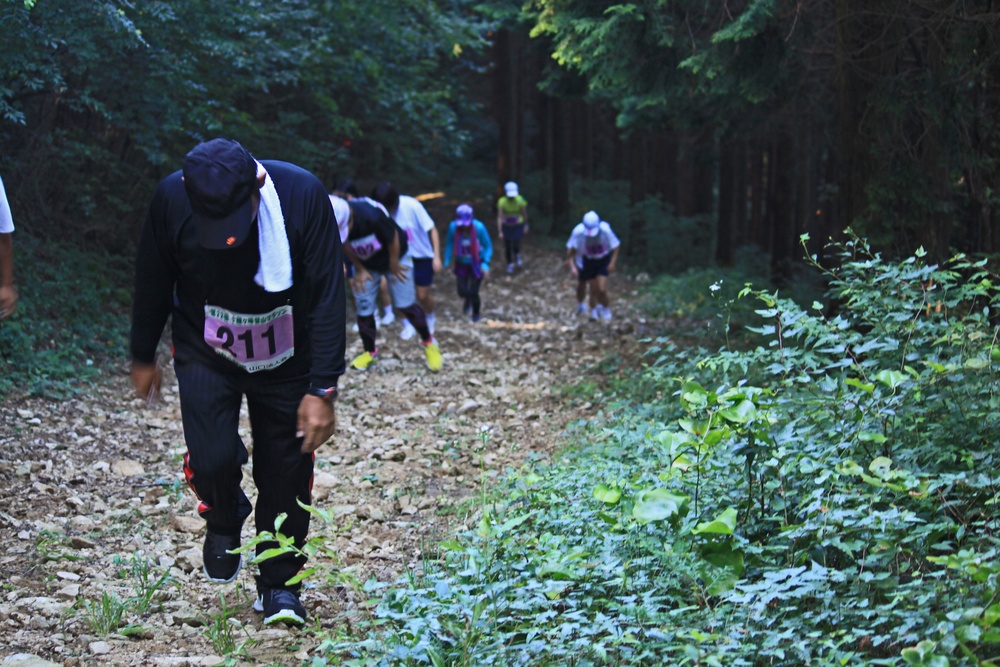 Station residents test limits during Tokusagamine mountain climbing race