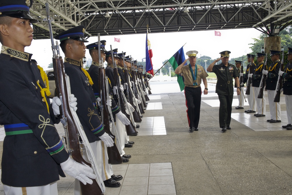 Gen. Amos visits Marines