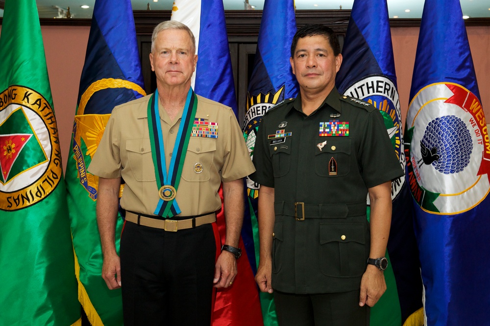 Gen. Amos visits Marines