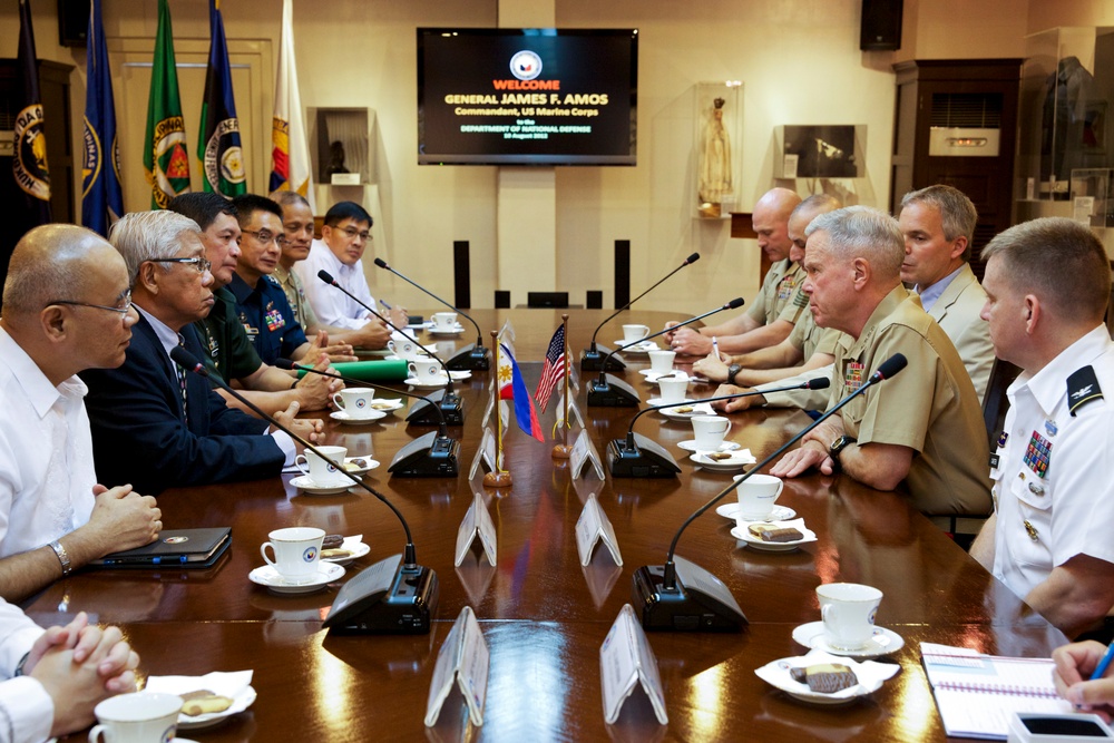 Gen. Amos visits Marines
