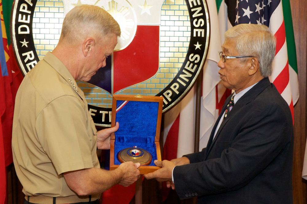 Gen. Amos visits Marines
