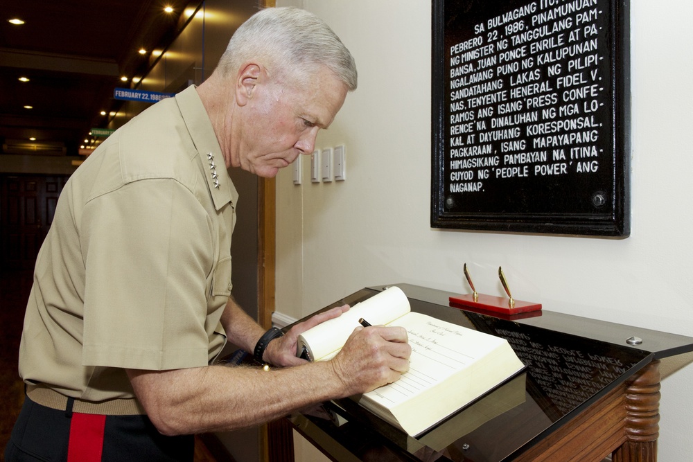 Gen. Amos visits Marines