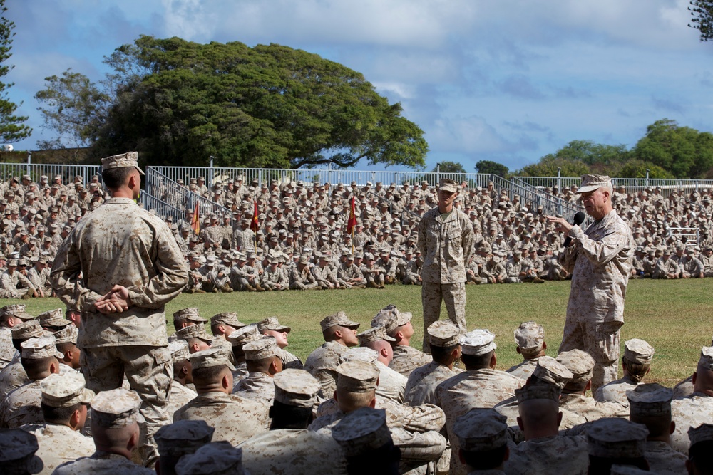 Gen. Amos visits Marines