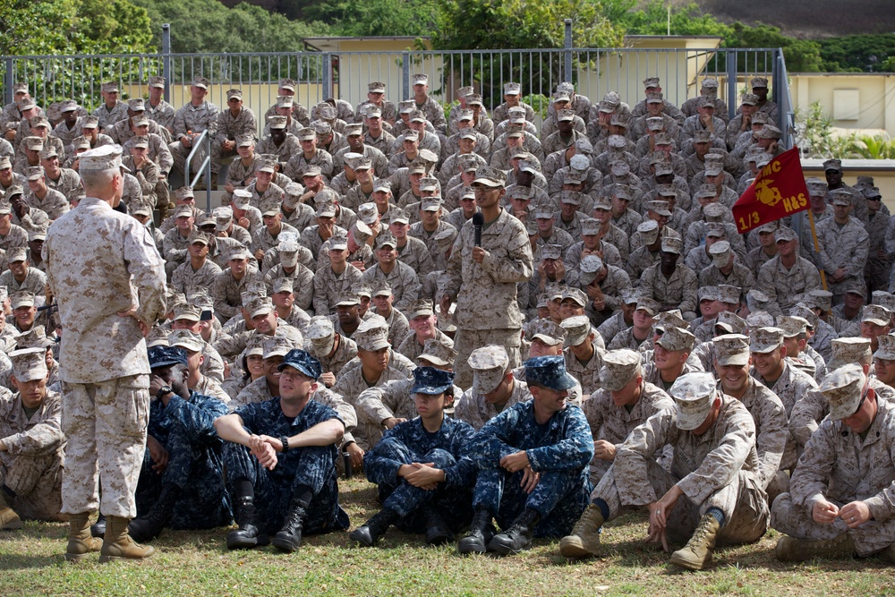 Gen. Amos visits Marines