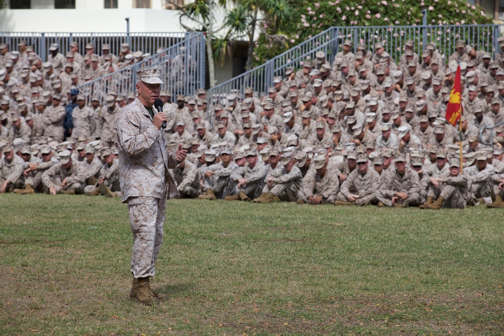 Gen. Amos visits Marines