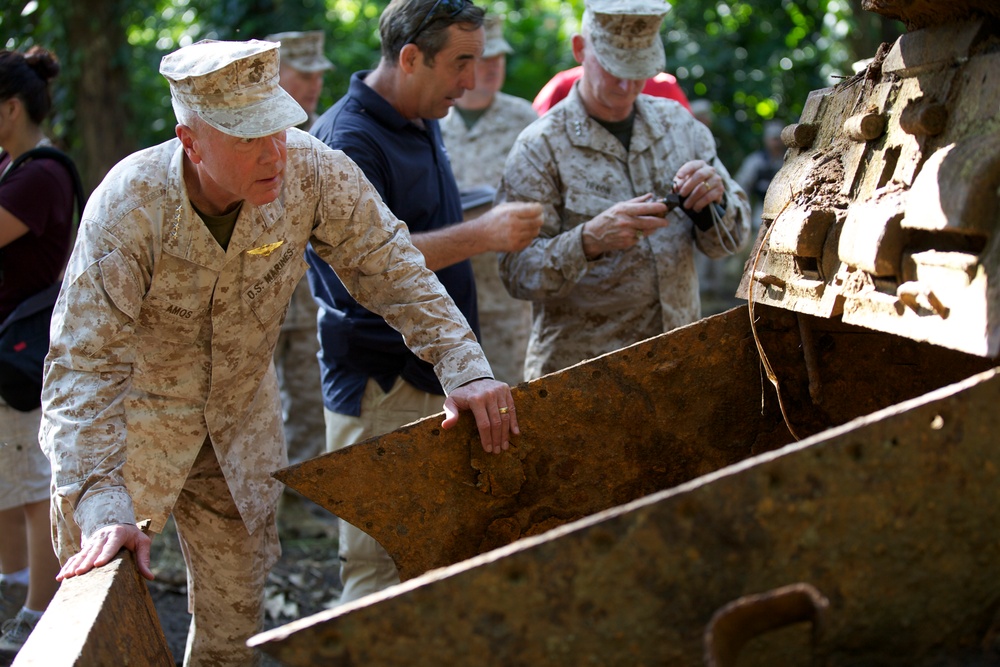 Gen. Amos visits Marines