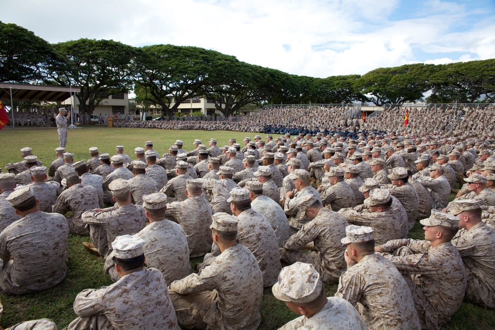 Gen. Amos visits Marines