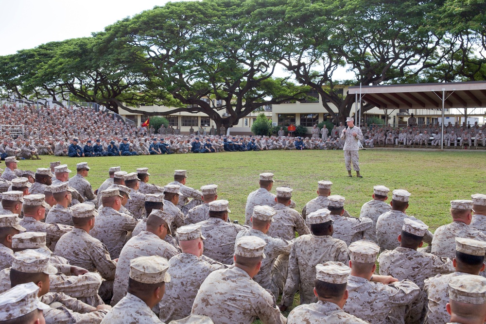 Gen. Amos visits Marines