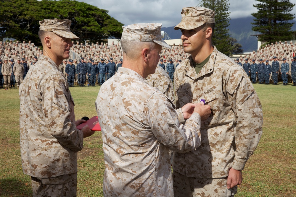 Gen. Amos visits Marines