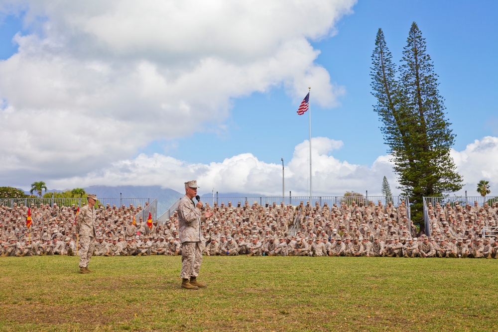 Gen. Amos visits Marines