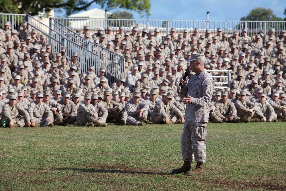 Gen. Amos visits Marines