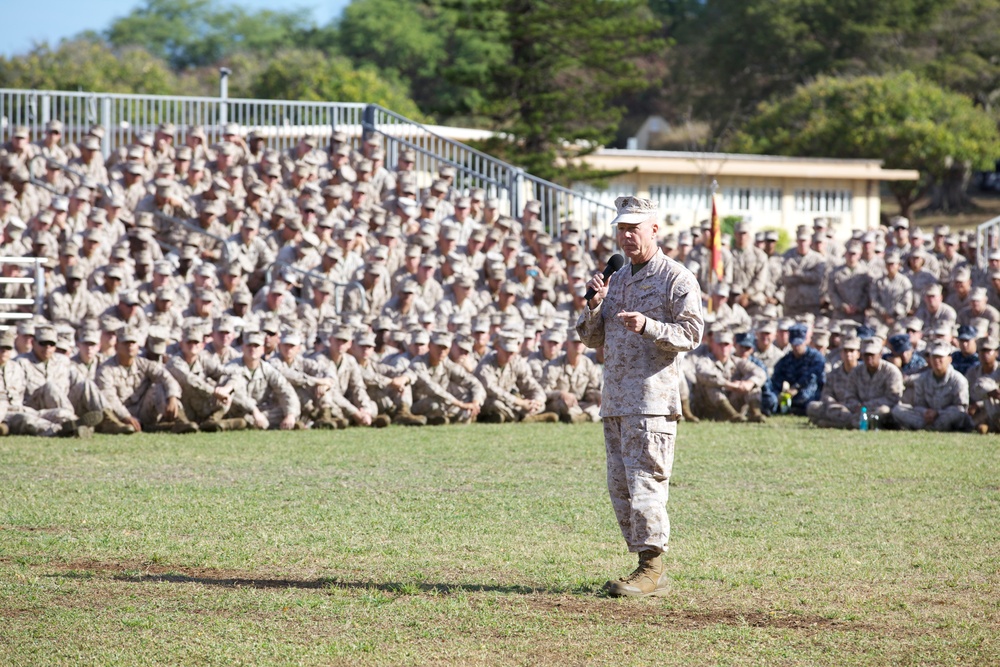 Gen. Amos visits Marines