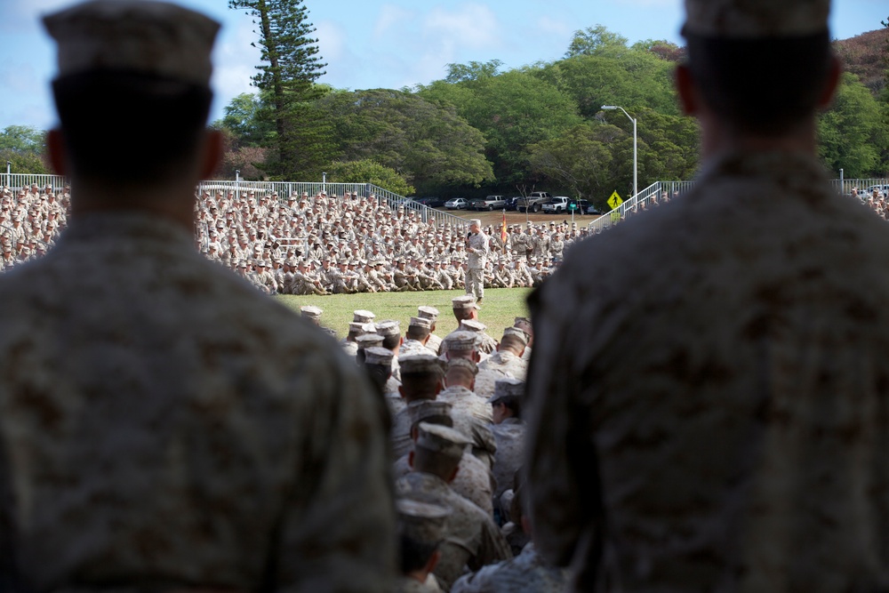 Gen. Amos visits Marines