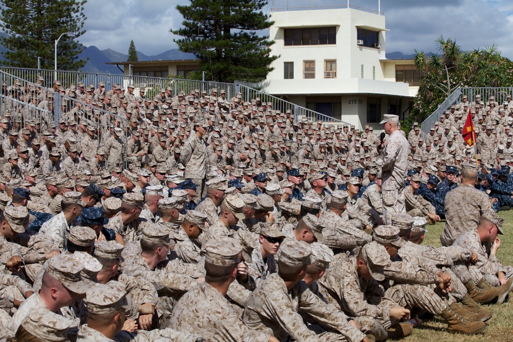 Gen. Amos visits Marines