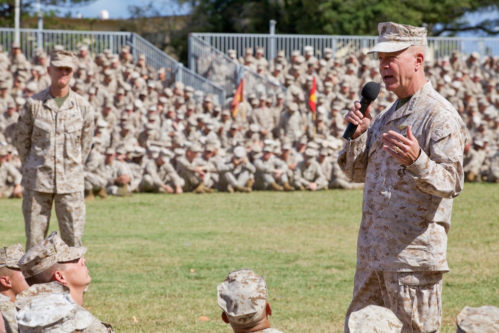 Gen. Amos visits Marines