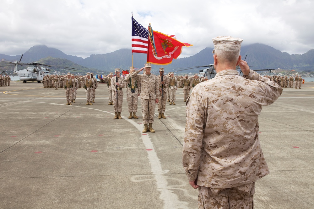 Gen. Amos visits Marines