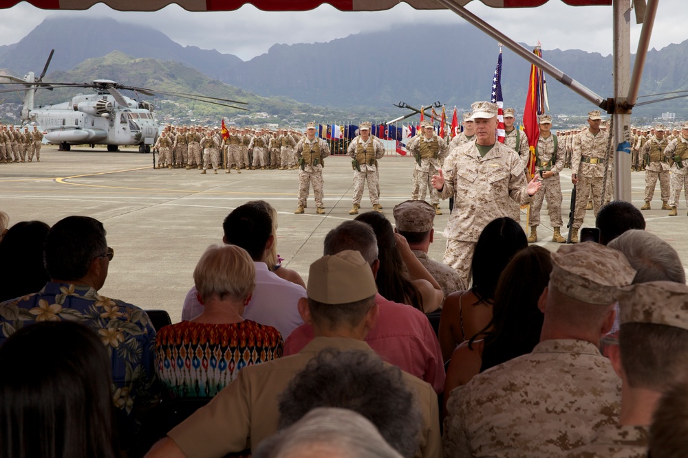 Gen. Amos visits Marines