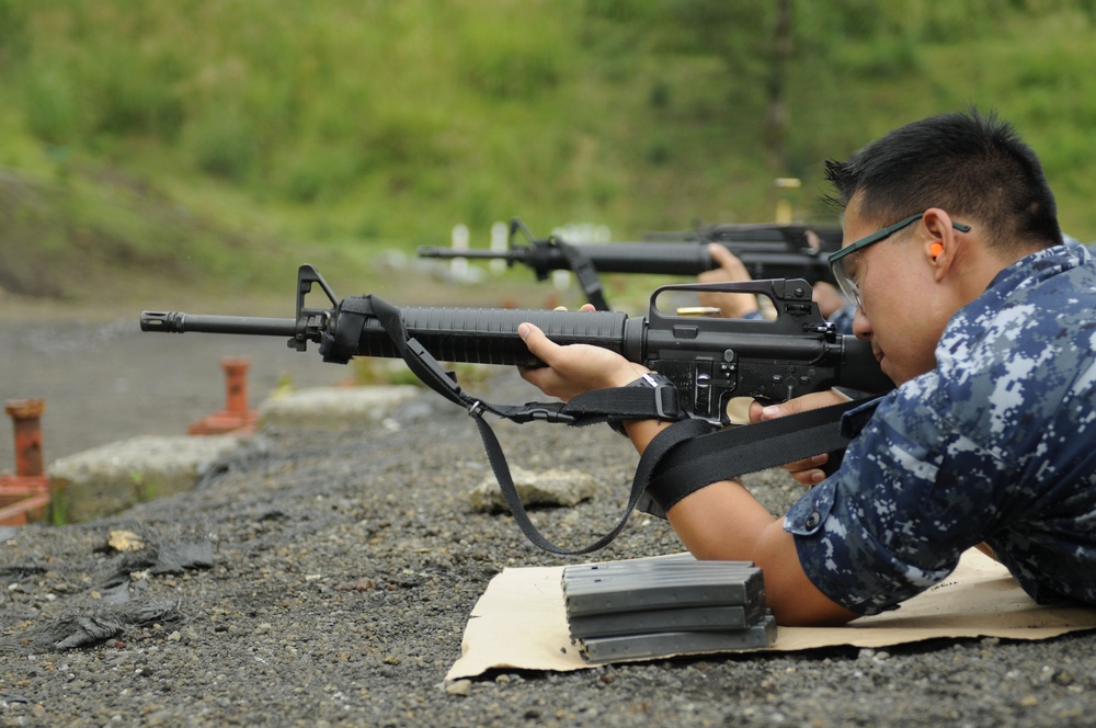 Blue Ridge sailors fire M16 riifles