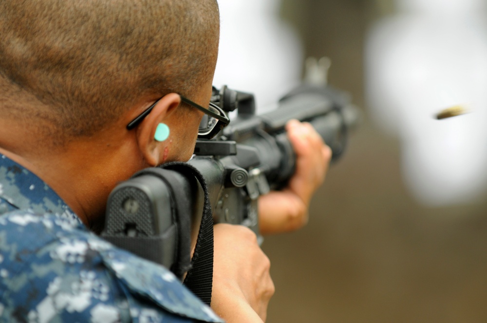 Blue Ridge sailors fire M16 riifles