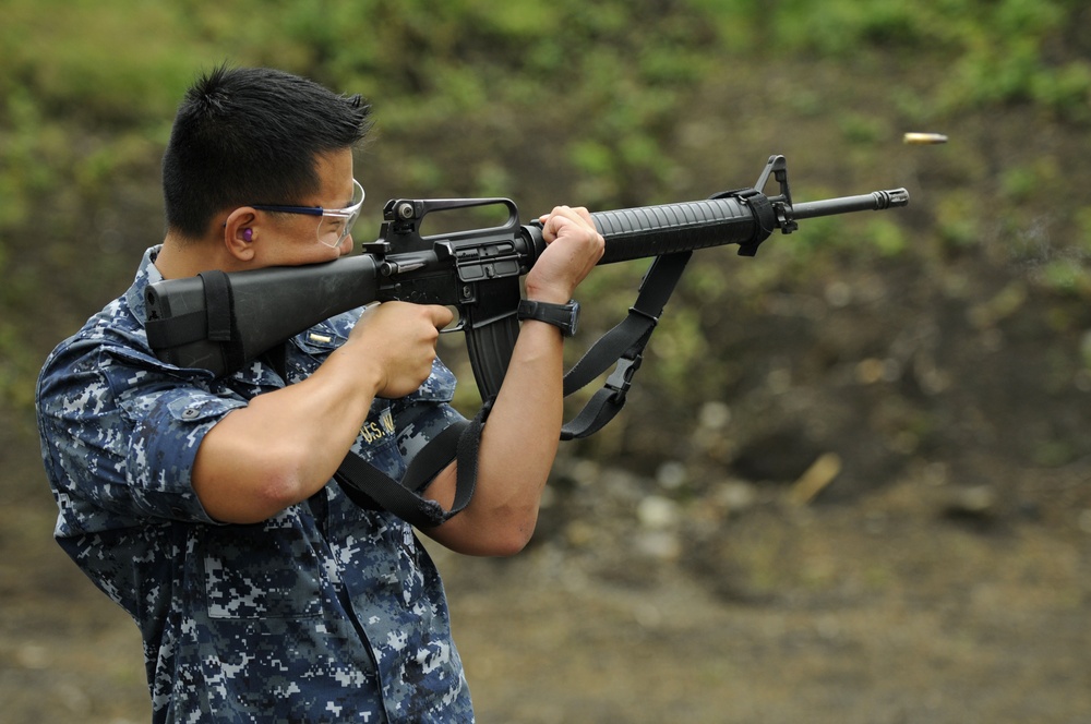 Blue Ridge sailors fire M16 riifles