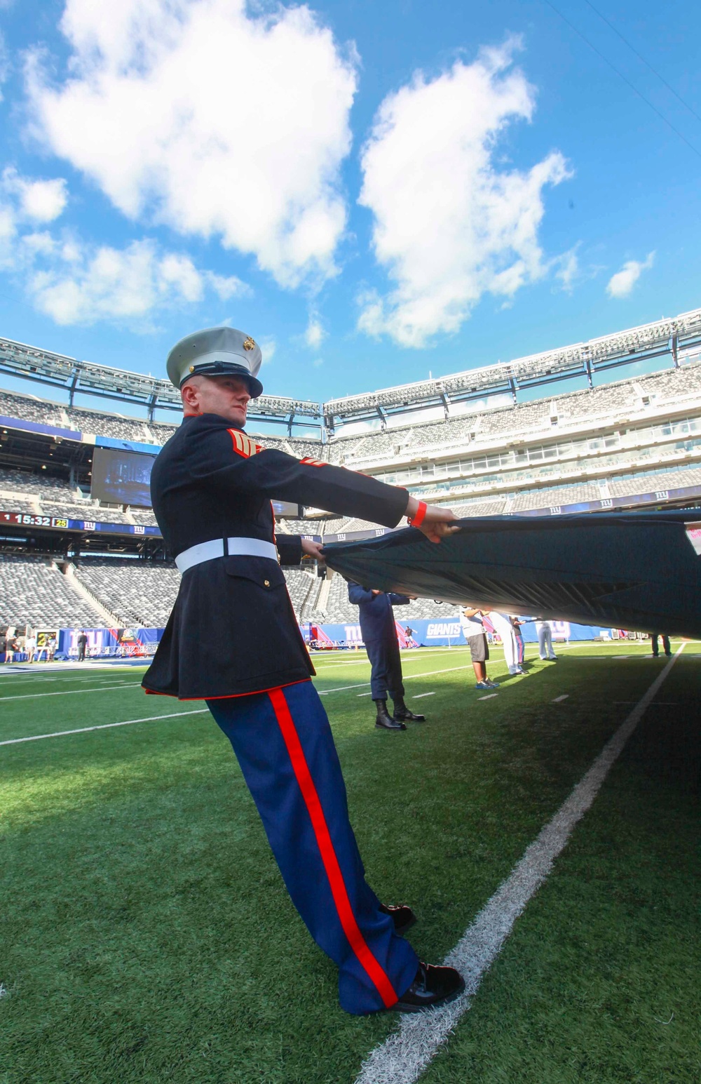 Marines unfurl flag at New York Giants opening game