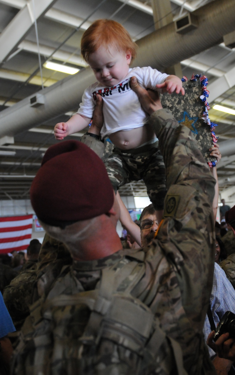 Returning paratroopers reunites with child