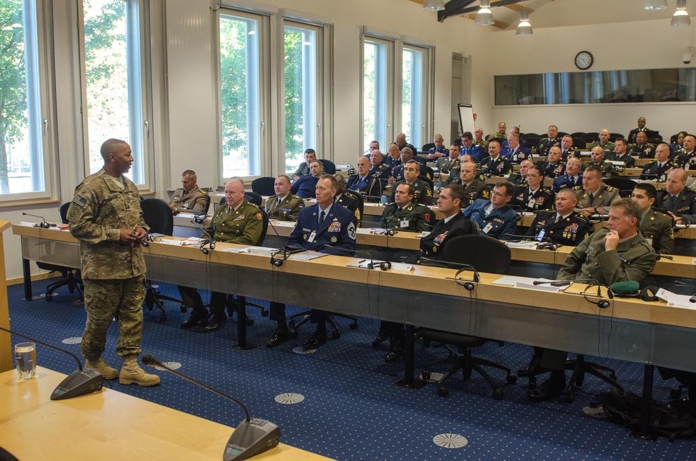 ISAF command sergeant major gives operatioal brief at ISES