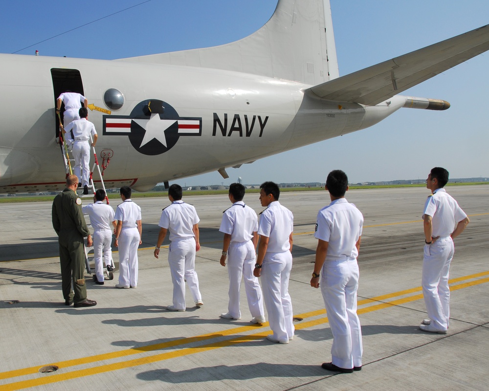 VP-8 'Fighting Tigers' host JMSDF FAW-2 aviation officer candidates