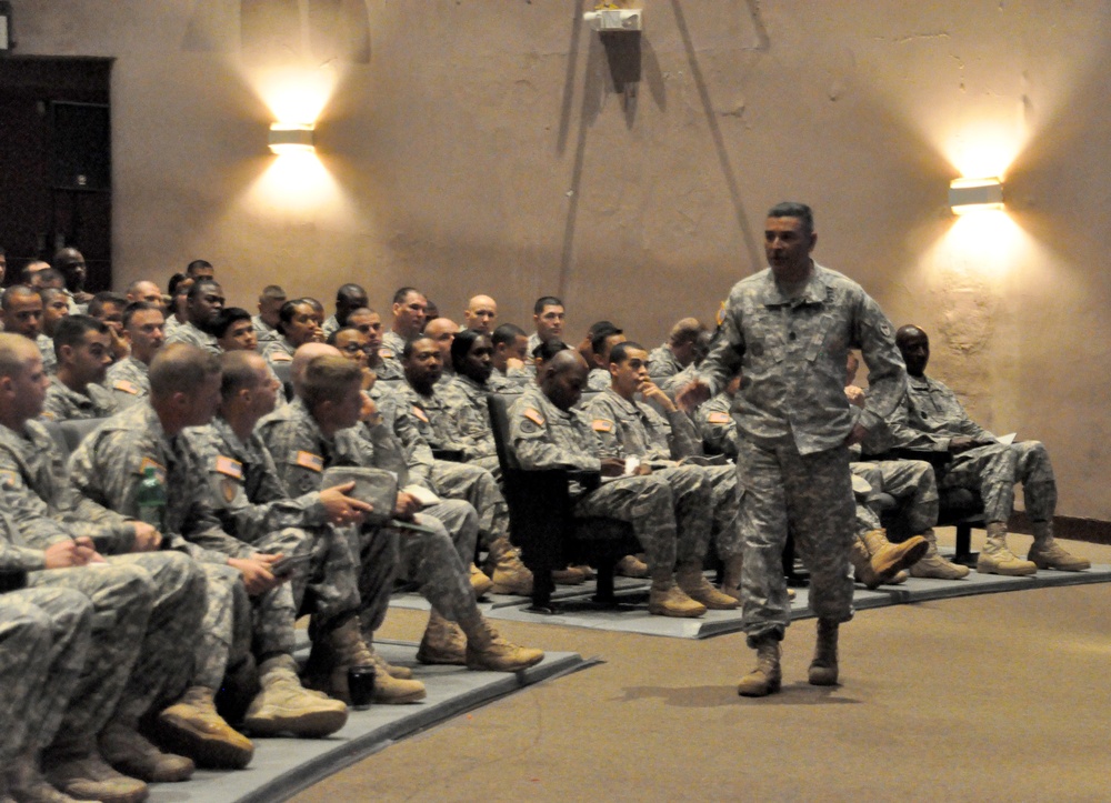 USARPAC CSM talks to 25th ID NCO's